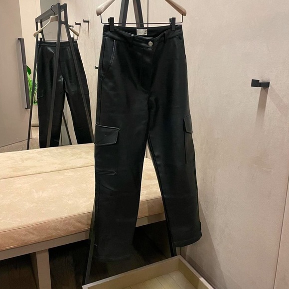 Aritzia modern cargo pant. Only worn three times - Picture 3 of 6